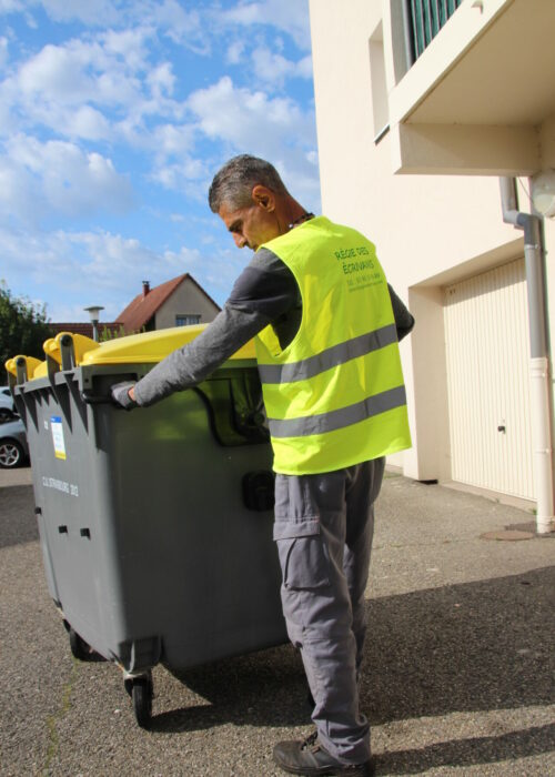 employé régie des écrivains conciergerie immeuble tire poubelle